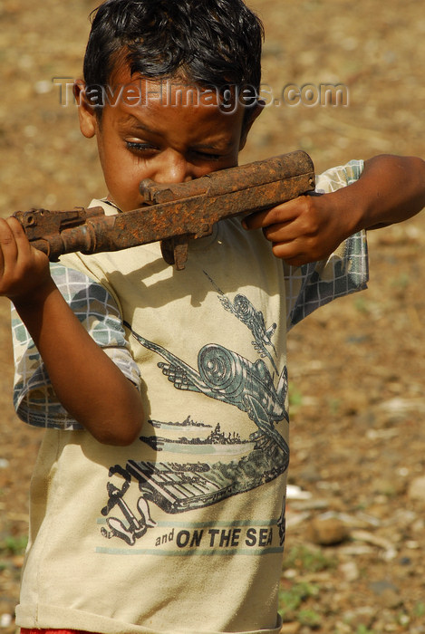 eritrea77: Eritrea - Mendefera, Southern region: aiming - a boy plays soldier with an old gun - photo by E.Petitalot - (c) Travel-Images.com - Stock Photography agency - Image Bank