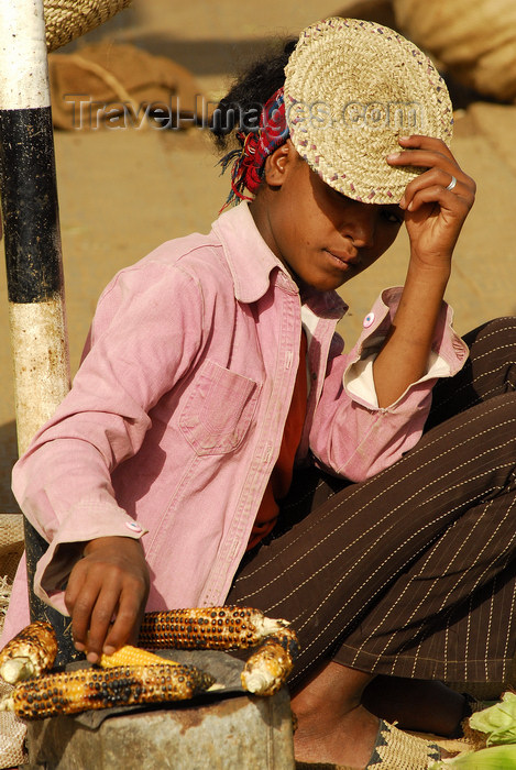 eritrea80: Eritrea - Mendefera, Southern region: a girl selling roasted corn cobs at the market - photo by E.Petitalot - (c) Travel-Images.com - Stock Photography agency - Image Bank