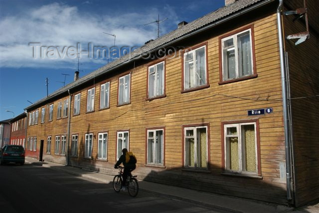 estonia104: Estonia - Valga: wooden houses and cyclist - Riia street - photo by A.Dnieprowsky - (c) Travel-Images.com - Stock Photography agency - Image Bank