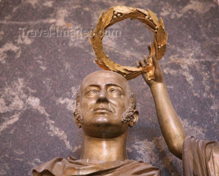 estonia121: Estonia - Eesti - Jogeveste - Valgamaa:  Mikhail Bogdanovich Barclay de Tolly mausoleum - Russian Field Marshal and Minister of War during Napoleon's invasion of Russia - crown of laurels - photo by A.Dnieprowsky - (c) Travel-Images.com - Stock Photography agency - Image Bank