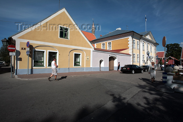 estonia143: Estonia - Pärnu: going to the Town Hall - photo by A.Dnieprowsky - (c) Travel-Images.com - Stock Photography agency - Image Bank
