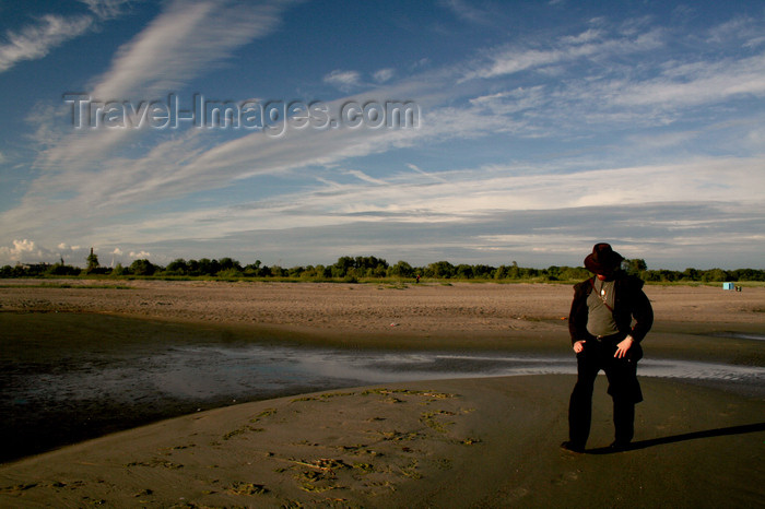 estonia154: Estonia - Parnu: Man in a hat walking on Parnu Beach - photo by K.Hagen - (c) Travel-Images.com - Stock Photography agency - Image Bank