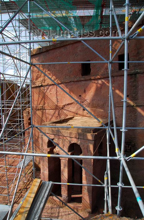 ethiopia162: Lalibela, Amhara region, Ethiopia: Bet Maryam rock-hewn church with scaffolding and roof - photo by M.Torres - (c) Travel-Images.com - Stock Photography agency - Image Bank