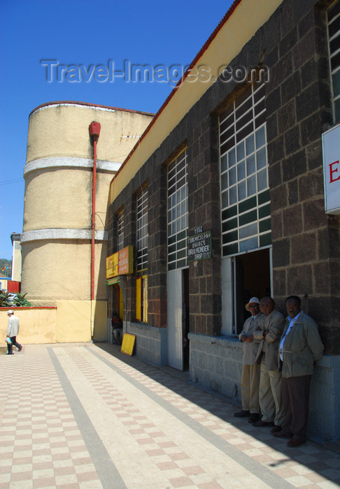 ethiopia205: Gondar, Amhara Region, Ethiopia: men seek proctection from the midday sun .- main avenue - photo by M.Torres - (c) Travel-Images.com - Stock Photography agency - Image Bank