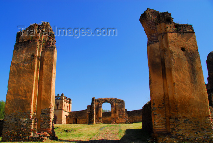 ethiopia311: Gondar / Gonder, Amhara Region, Ethiopia: Royal Enclosure - collapsed gate -  Fassil Ghebi - photo by M.Torres - (c) Travel-Images.com - Stock Photography agency - Image Bank