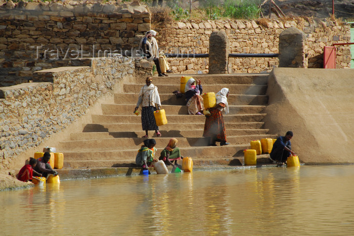 ethiopia338: Axum - Mehakelegnaw Zone, Tigray Region: Queen of Sheba's bath - women collecting water - seen through the barbed wire - photo by M.Torres - (c) Travel-Images.com - Stock Photography agency - Image Bank