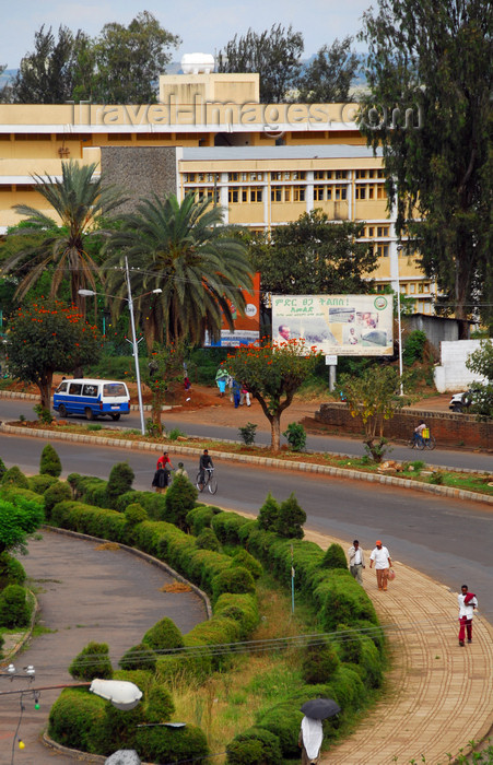 ethiopia429: Bahir Dar, Amhara, Ethiopia: wide avenue - street scene - the city was founded by Portuguese Jesuits - photo by M.Torres - (c) Travel-Images.com - Stock Photography agency - Image Bank