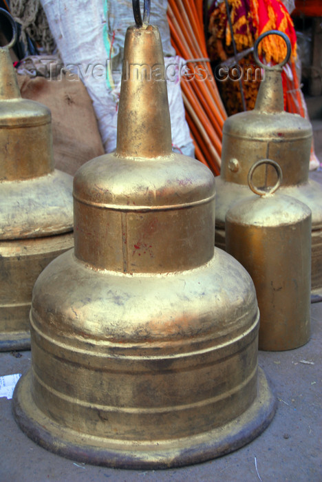 ethiopia94: Addis Ababa, Ethiopia: merkato - bell made from a truck wheel - photo by M.Torres - (c) Travel-Images.com - Stock Photography agency - Image Bank