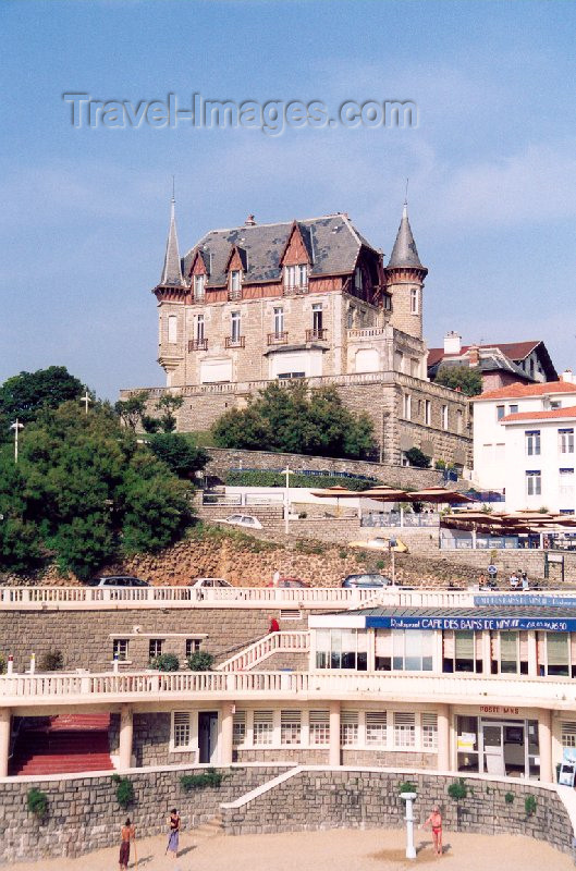 eusk13: Basque Country / Pais Vasco / Euskadi - Biarritz (Pyrénées Atlantiques - Aquitaine): old harbour and Villa Belza (photo by Miguel Torres) - (c) Travel-Images.com - Stock Photography agency - Image Bank