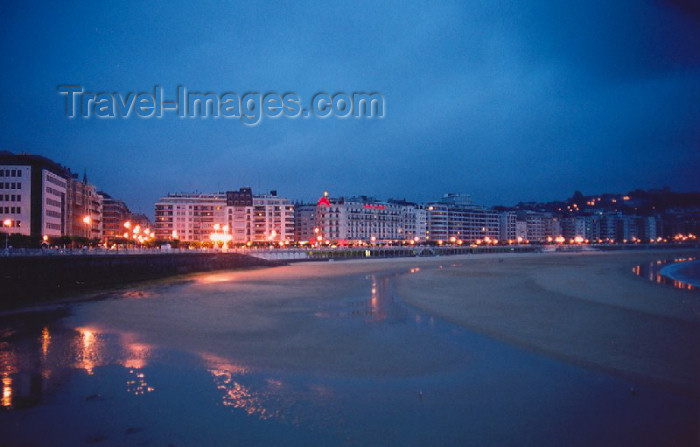 eusk16: Basque Country / Pais Vasco / Euskadi - Donostia / San Sebastian - Hegoalde: Playa de la Concha at night - photo by M.Torres - (c) Travel-Images.com - Stock Photography agency - Image Bank