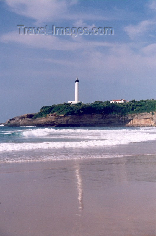 eusk2: Basque Country / Pais Vasco / Euskadi - Biarritz: the lighthouse and the beach (photo by Miguel Torres) - (c) Travel-Images.com - Stock Photography agency - Image Bank