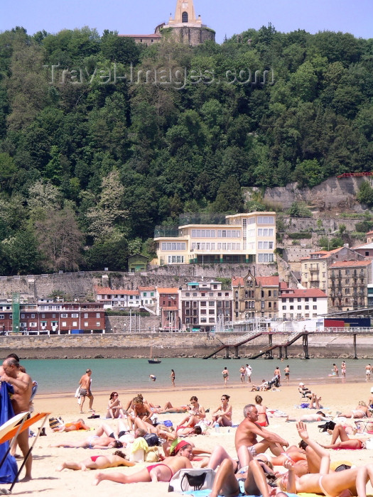 eusk4: Basque Country / Pais Vasco / Euskadi - Donostia / San Sebastian: bathers at La Concha beach - photo by R.Wallace - (c) Travel-Images.com - Stock Photography agency - Image Bank