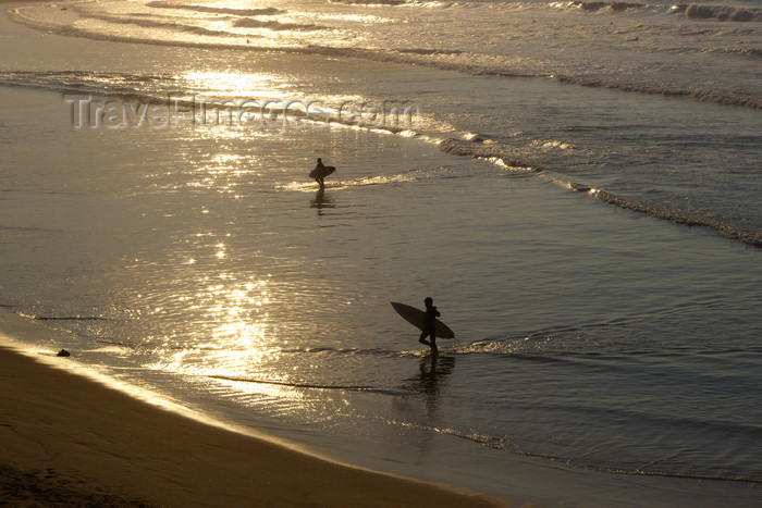 eusk41: Donostia-San Sebastián, Gipuzkoa province, Euskadi: Zurriola Beach

- surfers on a golden beach - photo by J.Zurutuza - (c) Travel-Images.com - Stock Photography agency - Image Bank