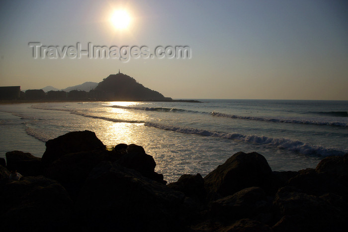 eusk42: Donostia-San Sebastián, Gipuzkoa province, Euskadi: Zurriola Beach and Monte Urgull seen from Sagües - afternoon sun - photo by J.Zurutuza - (c) Travel-Images.com - Stock Photography agency - Image Bank