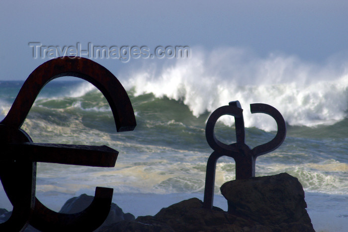 eusk43: Donostia-San Sebastián, Gipuzkoa province, Euskadi: comb of the wind sculptures, by Eduardo Chillida Juantegui - tall waves on a stormy day at La Concha bay - El peine del viento - Passeo de Eduardo Chillida - photo by J.Zurutuza - (c) Travel-Images.com - Stock Photography agency - Image Bank