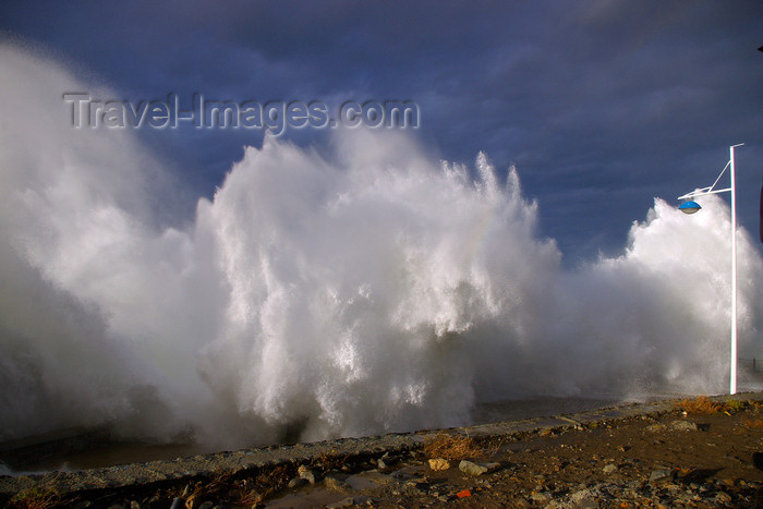 eusk44: Donostia-San Sebastián, Gipuzkoa province, Euskadi: winter on the Bay of Biscay - waves on Paseo Nuevo - photo by J.Zurutuza - (c) Travel-Images.com - Stock Photography agency - Image Bank