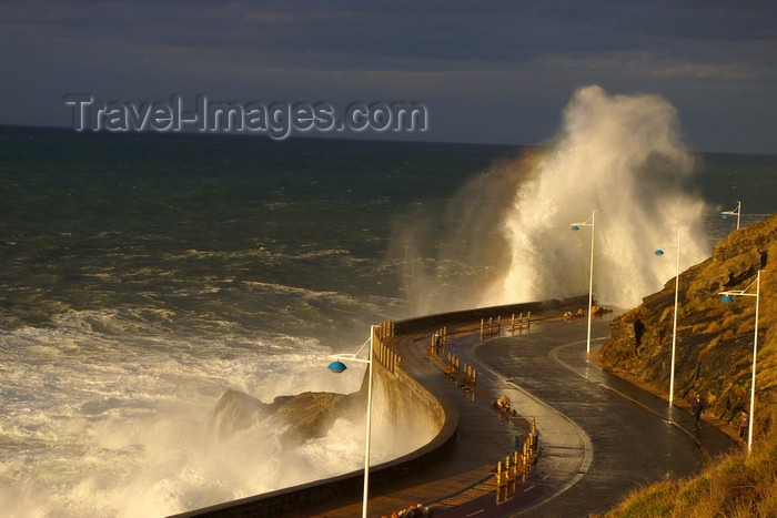 eusk46: Donostia-San Sebastián, Gipuzkoa province, Euskadi:the waves crash against Paseo Nuevo - Berria Pasealekua - photo by J.Zurutuza - (c) Travel-Images.com - Stock Photography agency - Image Bank