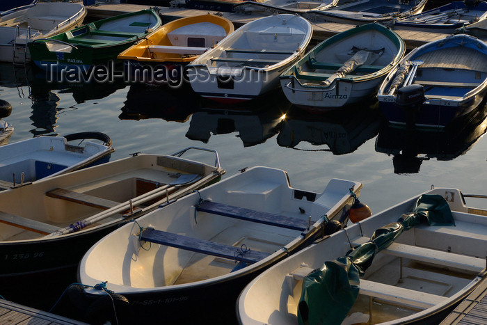 eusk48: Donostia-San Sebastián, Gipuzkoa province, Euskadi: small boats at the fishing harbour - Puerto pesquero

 - photo by J.Zurutuza - (c) Travel-Images.com - Stock Photography agency - Image Bank