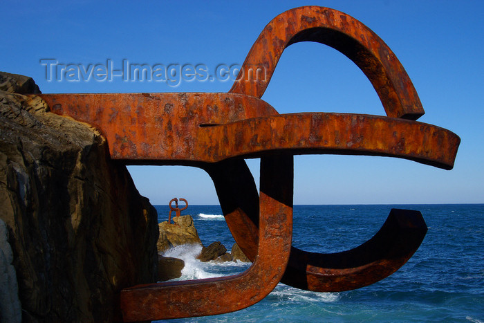 eusk50: Donostia-San Sebastián, Gipuzkoa province, Euskadi: comb of the wind sculptures and the Bay of Biscay - El peine del viento - Passeo de Eduardo Chillida - photo by J.Zurutuza - (c) Travel-Images.com - Stock Photography agency - Image Bank