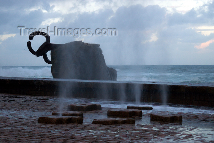 eusk55: Donostia-San Sebastián, Gipuzkoa province, Euskadi: blow holes on Passeo de Eduardo Chillida - comb of the wind sculptures and the Bay of Biscay - photo by J.Zurutuza - (c) Travel-Images.com - Stock Photography agency - Image Bank