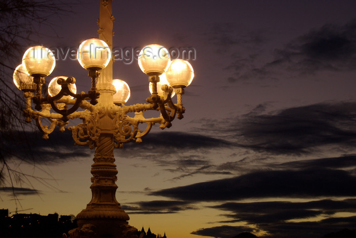 eusk56: Donostia-San Sebastián, Gipuzkoa province, Euskadi: street illumination at dusk - photo by J.Zurutuza - (c) Travel-Images.com - Stock Photography agency - Image Bank