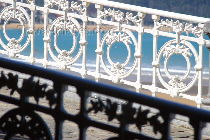 eusk58: Donostia-San Sebastián, Gipuzkoa province, Euskadi: railings over La Concha beach - photo by J.Zurutuza - (c) Travel-Images.com - Stock Photography agency - Image Bank