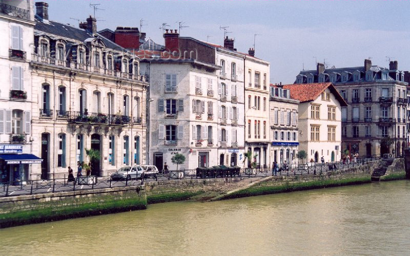 eusk7: Basque Country / Pais Vasco / Euskadi - Bayonne - Iparralde: river side (photo by Miguel Torres) - (c) Travel-Images.com - Stock Photography agency - Image Bank