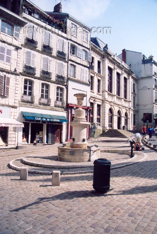 eusk8: Basque Country / Pais Vasco / Euskadi - Bayonne: fountain (photo by Miguel Torres) - (c) Travel-Images.com - Stock Photography agency - Image Bank