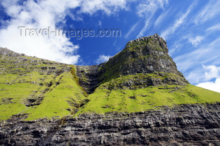 faeroe104: Vestmannabjørgini / Vestmanna bird cliffs, Streymoy island, Faroes: basalt and grass - photo by A.Ferrari - (c) Travel-Images.com - Stock Photography agency - Image Bank