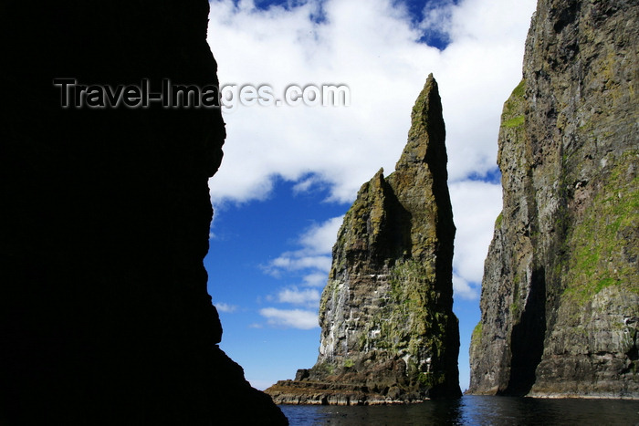 faeroe107: Vestmanna bird cliffs, Streymoy island, Faroes: sea stack - spiky rock pinnacle - photo by A.Ferrari - (c) Travel-Images.com - Stock Photography agency - Image Bank