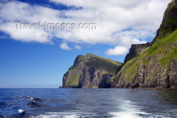 faeroe109: Vestmannabjørgini / Vestmanna bird cliffs, Streymoy island, Faroes: soaring escarpments - photo by A.Ferrari - (c) Travel-Images.com - Stock Photography agency - Image Bank