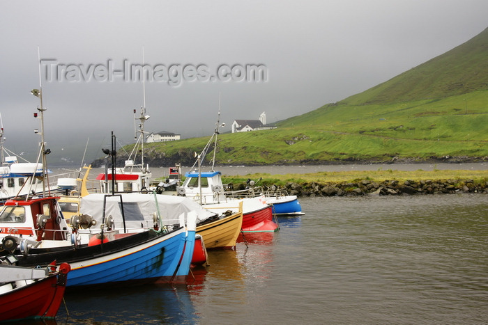 faeroe11: Norðragøta / Gøta village, Eysturoy island, Faroes: fishing boats in the harbour - photo by A.Ferrari - (c) Travel-Images.com - Stock Photography agency - Image Bank