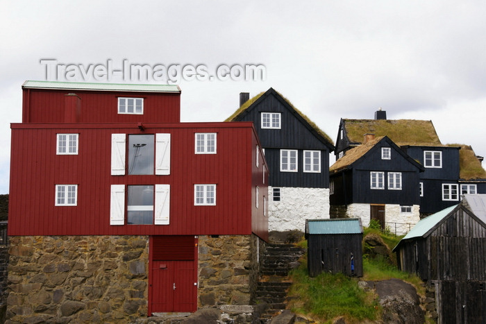 faeroe122: Tórshavn, Streymoy island, Faroes: red and black Faroese houses of the Tinganes peninsula - photo by A.Ferrari - (c) Travel-Images.com - Stock Photography agency - Image Bank