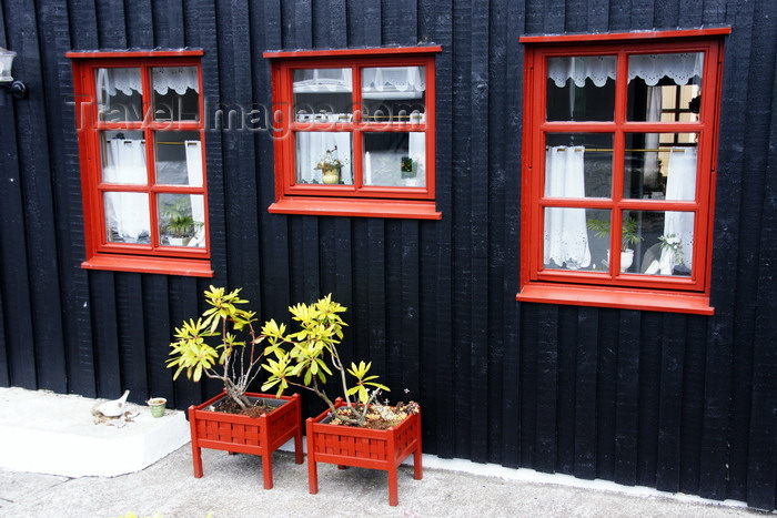 faeroe127: Tórshavn, Streymoy island, Faroes: plants in red vases in front of a Faroese house of Tinganes - photo by A.Ferrari - (c) Travel-Images.com - Stock Photography agency - Image Bank