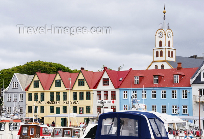 faeroe132: Tórshavn, Streymoy island, Faroes: Vágsbotni - Vestaravag harbour and Tiganes - colourful gabled entrepôt buildings with the Cathedral in the background, Evangelical-Lutheran national church of the Faroe Islands (Havnar Kirkja - Dómkirkjan) - photo by A.Ferrari - (c) Travel-Images.com - Stock Photography agency - Image Bank