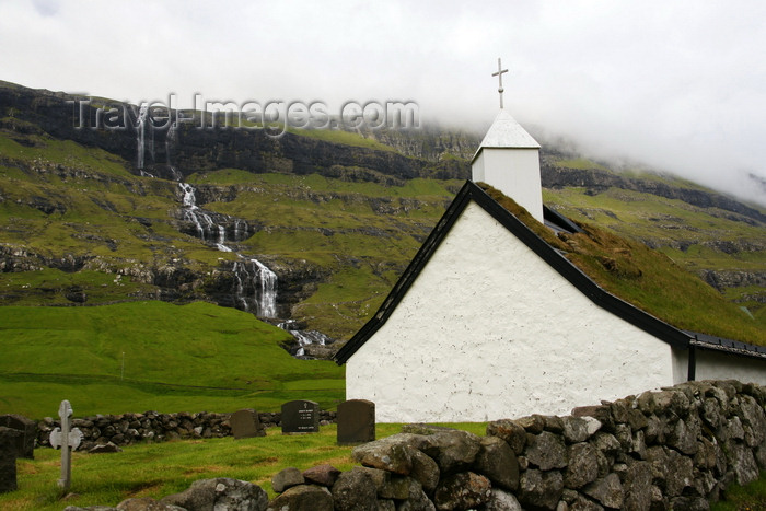 faeroe152: Saksun, Streymoy island, Faroes: cemetery and the church, which was moved from Tjornuvik in the 19th century - photo by A.Ferrari - (c) Travel-Images.com - Stock Photography agency - Image Bank