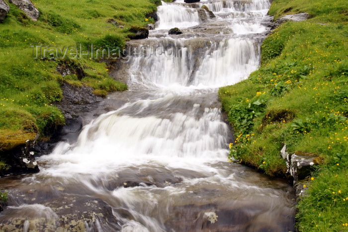 faeroe154: Múli, Borðoy island, Norðoyar, Faroes: small waterfalls - Hvannasunds kommuna - photo by A.Ferrari - (c) Travel-Images.com - Stock Photography agency - Image Bank