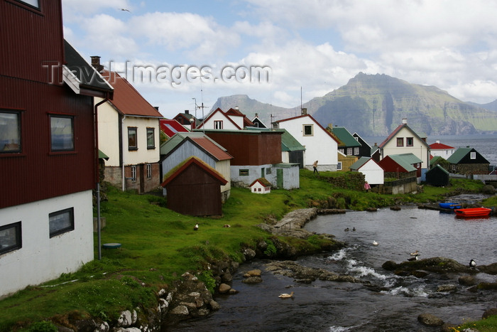 faeroe16: Gjógv village, Eysturoy island, Faroes: stream, houses and mountains - northeast tip of the island - Sunda Kommuna municipality - photo by A.Ferrari - (c) Travel-Images.com - Stock Photography agency - Image Bank