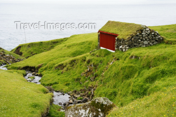 faeroe166: Trøllanes, Kalsoy island, Norðoyar, Faroes: house with grass roof and an ocean view in the northernmost of the 4 villages on the island - photo by A.Ferrari - (c) Travel-Images.com - Stock Photography agency - Image Bank