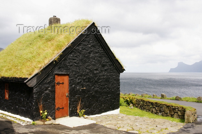 faeroe28: Elduvik village, Eysturoy island, Faroes: Black house with turfed roof - photo by A.Ferrari - (c) Travel-Images.com - Stock Photography agency - Image Bank