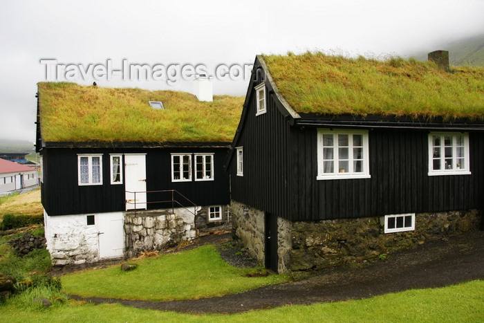 faeroe3: Norðragøta village, Eysturoy island, Faroes: houses with peat roof - the village is famous for Tróndur Gøtuskegg, of the Icelandic saga Faereyingasaga - Gøtu kommuna municipality - photo by A.Ferrari - (c) Travel-Images.com - Stock Photography agency - Image Bank