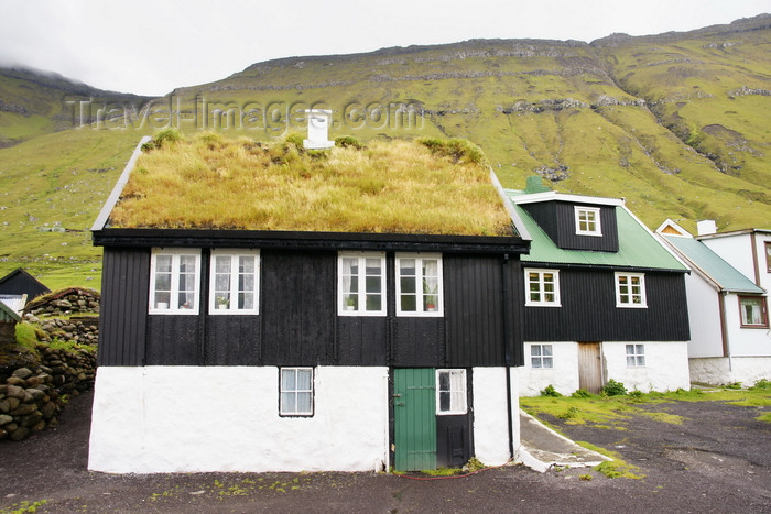 faeroe32: Elduvik village, Eysturoy island, Faroes: Faroese houses - the village is known for the legend of Marmennil and Anfinnur - photo by A.Ferrari - (c) Travel-Images.com - Stock Photography agency - Image Bank