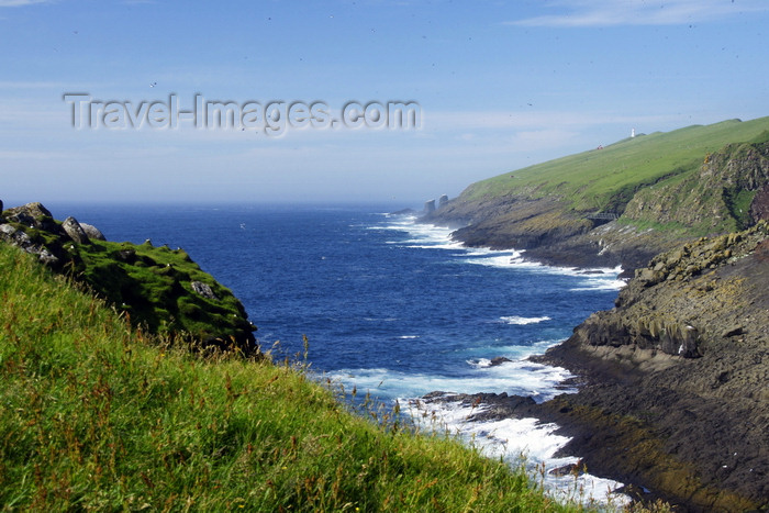 faeroe40: Mykines island, Faroes: view from Mykines village over the gorge, towards Mykinesholmur islet - photo by A.Ferrari - (c) Travel-Images.com - Stock Photography agency - Image Bank