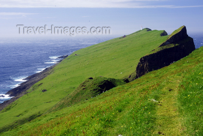 faeroe43: Mykinesholmur islet, Mykines island, Faroes: looking westwards - grass covered basalt - photo by A.Ferrari - (c) Travel-Images.com - Stock Photography agency - Image Bank