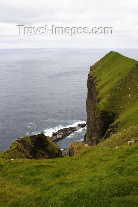 faeroe5: Kalsoy island, Norðoyar, Faroes: cliffs near the Kallur lighthouse - photo by A.Ferrari - (c) Travel-Images.com - Stock Photography agency - Image Bank