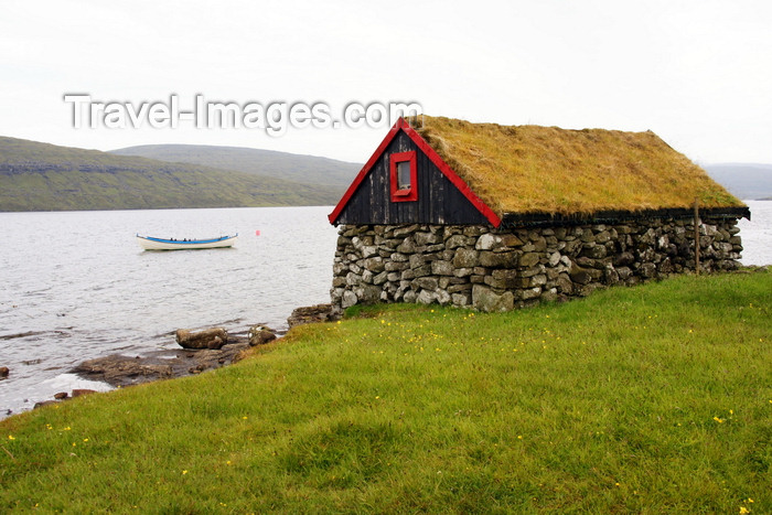 faeroe61: Sørvagsvatn lake, Vágar island, Faroes: small stone house with sod roof on the lake shore - torvtak - photo by A.Ferrari - (c) Travel-Images.com - Stock Photography agency - Image Bank