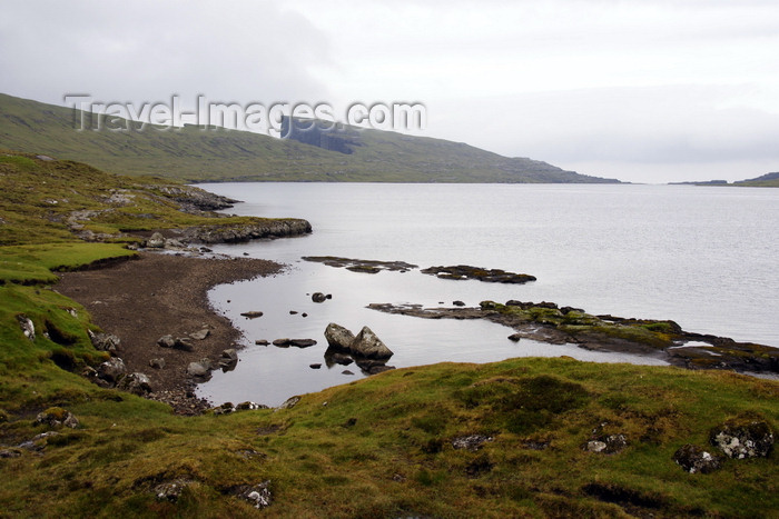 faeroe65: Sørvagsvatn, Vágar island, Faroes: the archipelago's largest lake - aka Leitisvatn - photo by A.Ferrari - (c) Travel-Images.com - Stock Photography agency - Image Bank