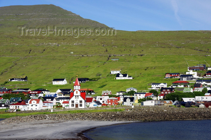 faeroe69: Sandavágur, Vágar island, Faroes: south coast of the island - sandy beach by the village - photo by A.Ferrari - (c) Travel-Images.com - Stock Photography agency - Image Bank