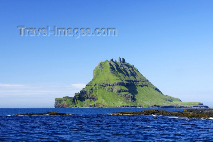 faeroe85: Tindhólmur islet, Vágar island, Faroes: giant basalt layer cake - it has five peaks, named Ytsti, Arni, Lítli, Breiði, Bogdi - photo by A.Ferrari - (c) Travel-Images.com - Stock Photography agency - Image Bank
