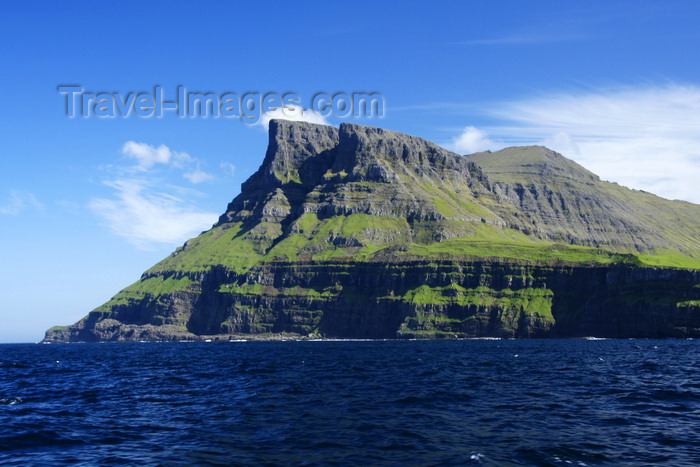 faeroe88: Vágar island, Faroes: Árnafjall is the highest mountain on the island of Vágar in the Faroe Islands - photo by A.Ferrari - (c) Travel-Images.com - Stock Photography agency - Image Bank